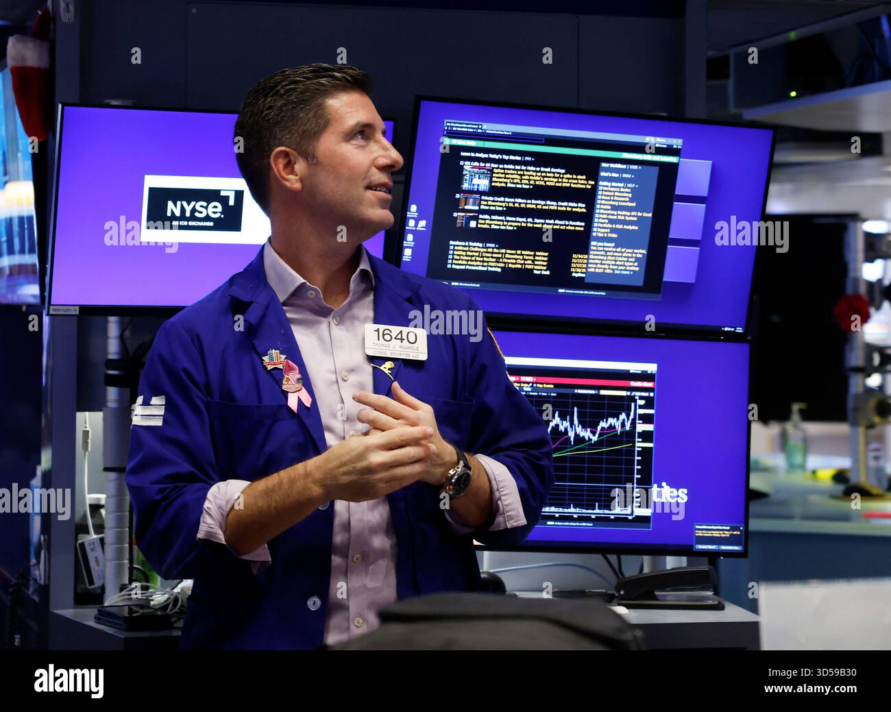 New York, Usa. November 2025. Händler arbeiten am Freitag, den 14. November 2025 in New York City auf dem Boden der New Yorker Börse an der Wall Street. Die Aktien fielen am Freitag erneut, als eine weitere Runde starker Verkäufe von Technologienamen Druck auf die Wall Street ausübte. Der DOW fiel nach der Eröffnungsglocke um bis zu 500 Punkte. Foto: John Angelillo/UPI Credit: UPI/Alamy Live News Stockfoto