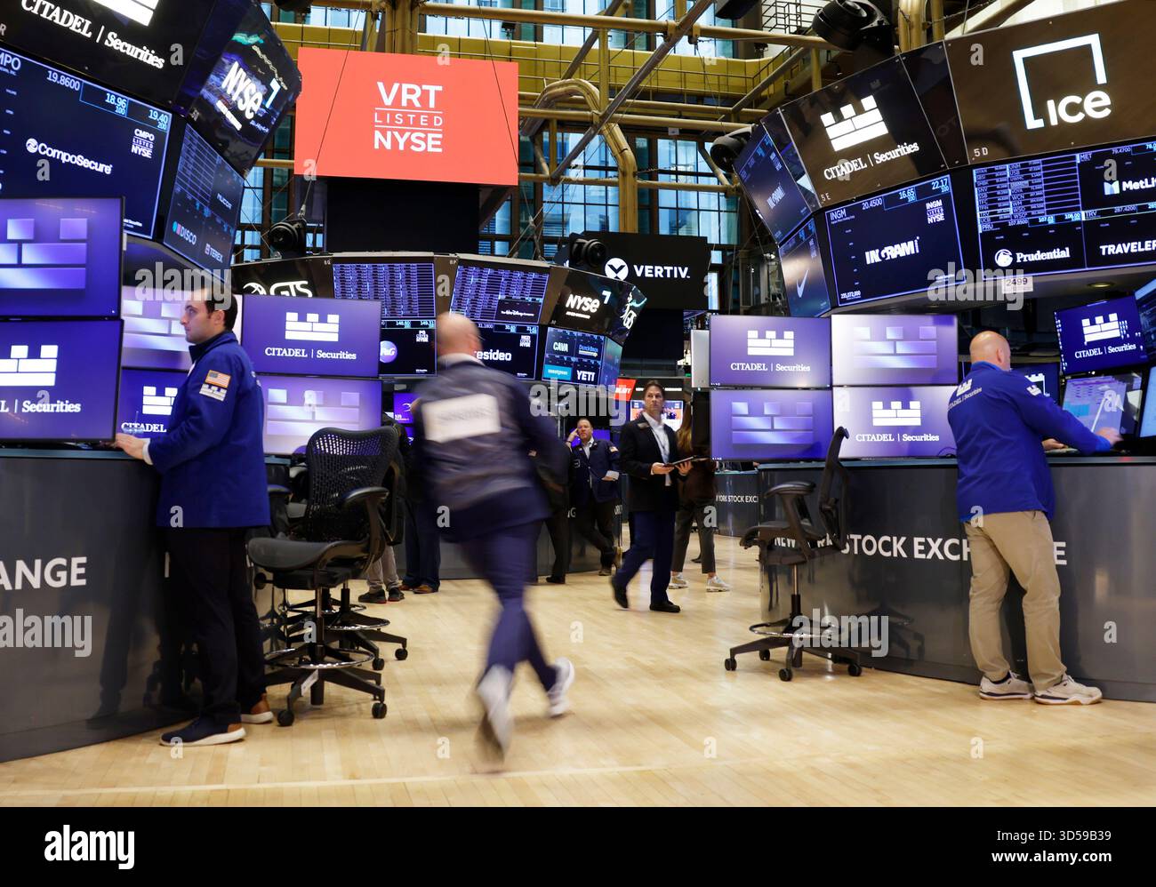 New York, Usa. November 2025. Händler arbeiten am Freitag, den 14. November 2025 in New York City auf dem Boden der New Yorker Börse an der Wall Street. Die Aktien fielen am Freitag erneut, als eine weitere Runde starker Verkäufe von Technologienamen Druck auf die Wall Street ausübte. Der DOW fiel nach der Eröffnungsglocke um bis zu 500 Punkte. Foto: John Angelillo/UPI Credit: UPI/Alamy Live News Stockfoto