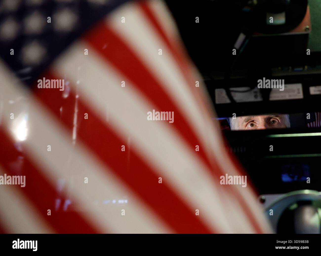 New York, Usa. November 2025. Händler arbeiten am Freitag, den 14. November 2025 in New York City auf dem Boden der New Yorker Börse an der Wall Street. Die Aktien fielen am Freitag erneut, als eine weitere Runde starker Verkäufe von Technologienamen Druck auf die Wall Street ausübte. Der DOW fiel nach der Eröffnungsglocke um bis zu 500 Punkte. Foto: John Angelillo/UPI Credit: UPI/Alamy Live News Stockfoto