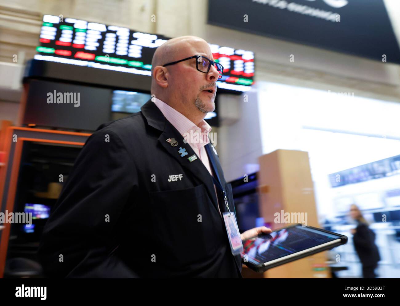 New York, Usa. November 2025. Händler arbeiten am Freitag, den 14. November 2025 in New York City auf dem Boden der New Yorker Börse an der Wall Street. Die Aktien fielen am Freitag erneut, als eine weitere Runde starker Verkäufe von Technologienamen Druck auf die Wall Street ausübte. Der DOW fiel nach der Eröffnungsglocke um bis zu 500 Punkte. Foto: John Angelillo/UPI Credit: UPI/Alamy Live News Stockfoto