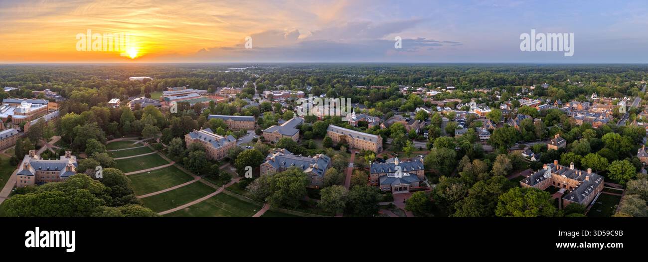 Innenstadt von Williamsburg von oben in der Abenddämmerung. Stockfoto