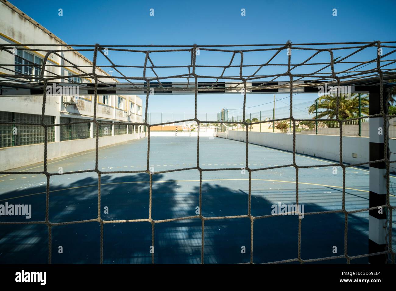 Gepflegter Fußballplatz in Carvoeiro, Portugal, mit klaren Markierungen, ideal für Sport, Training, und Freizeitaktivitäten. Stockfoto