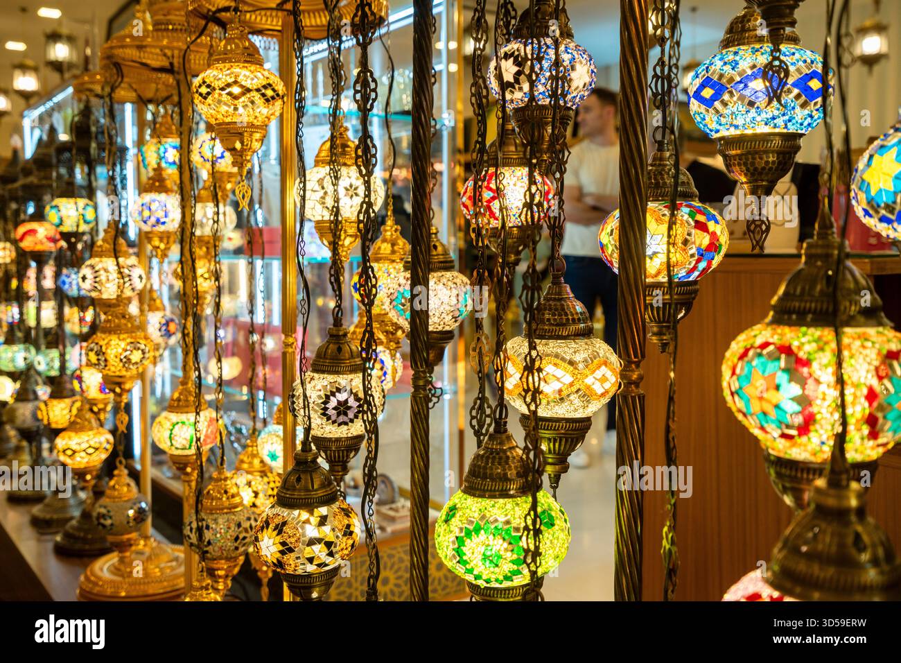 Bunte arabische Lampen leuchten in Abu Dhabi, Vereinigte Arabische Emirate. Kunstvolle Laternen aus Metall und Glas, die die Handwerkskunst des Nahen Ostens und die Emirate zeigen Stockfoto