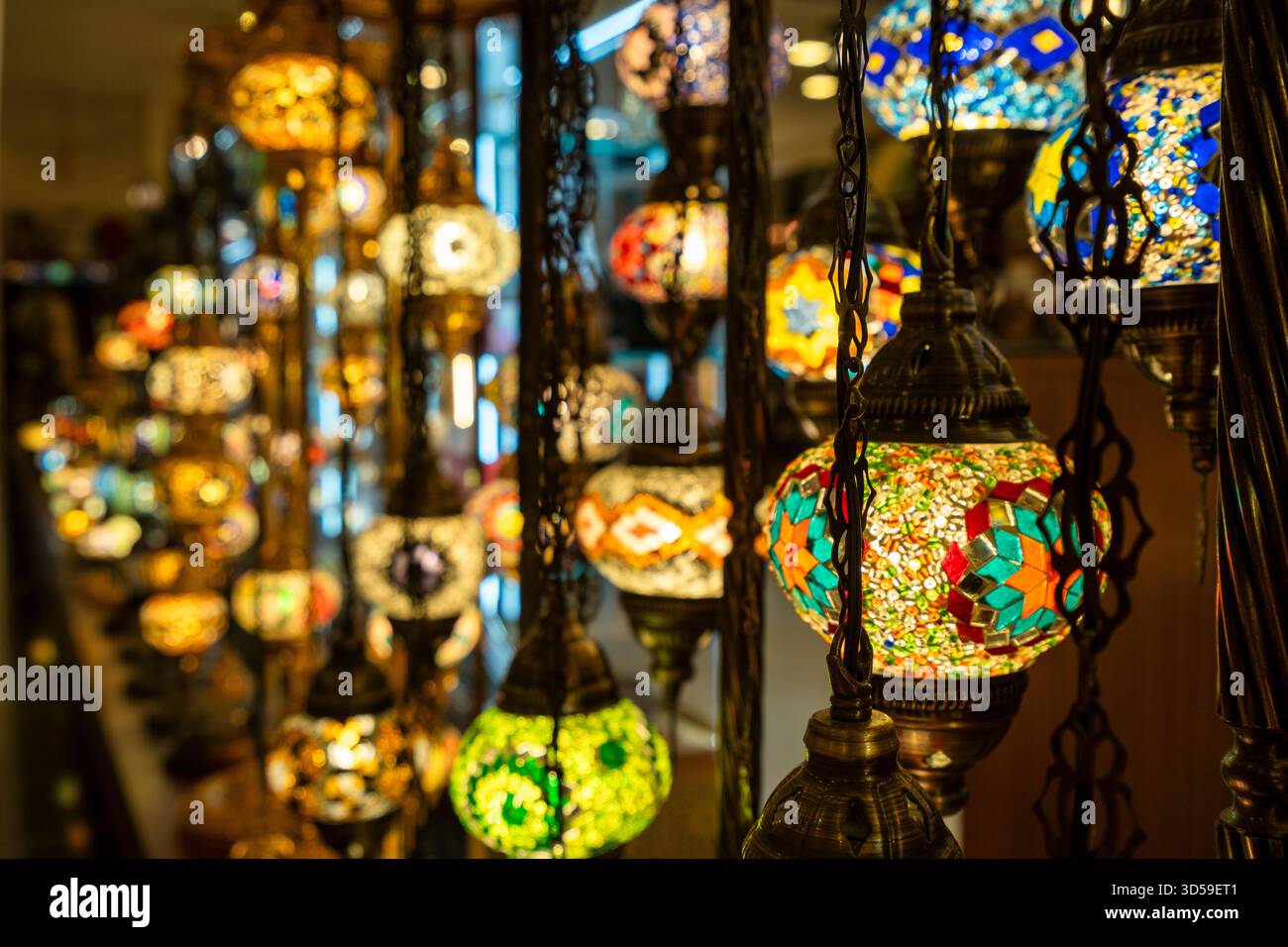 Bunte arabische Lampen leuchten in Abu Dhabi, Vereinigte Arabische Emirate. Kunstvolle Laternen aus Metall und Glas, die die Handwerkskunst des Nahen Ostens und die Emirate zeigen Stockfoto