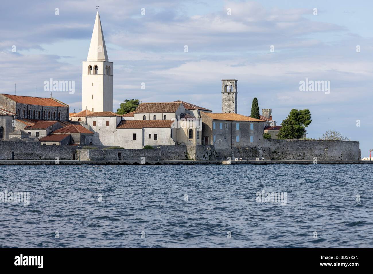 Porec, Kroatien, Istrien - 25. September 2023: Blick von der Nikole Tesle Straße auf das Meer mit Glockenturm byzantinischer Architektur Euphrasischer Basilika Stockfoto
