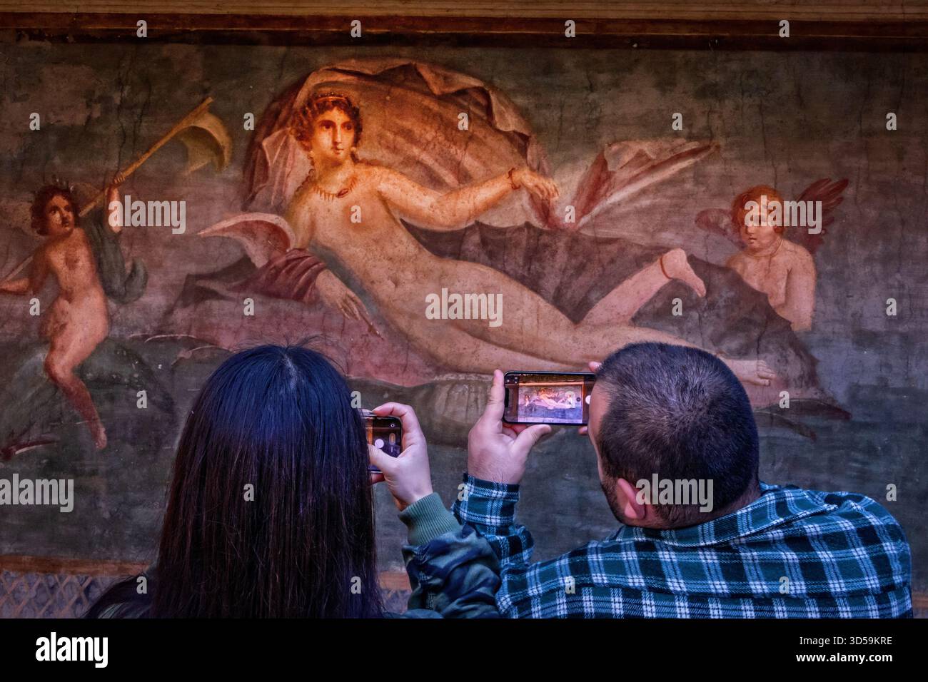 Besucher fotografieren das Fresko der Geburt der Venus in der Villa dell'Abbondanza im archologischen Park Pompeji in Pompeji Italien Stockfoto