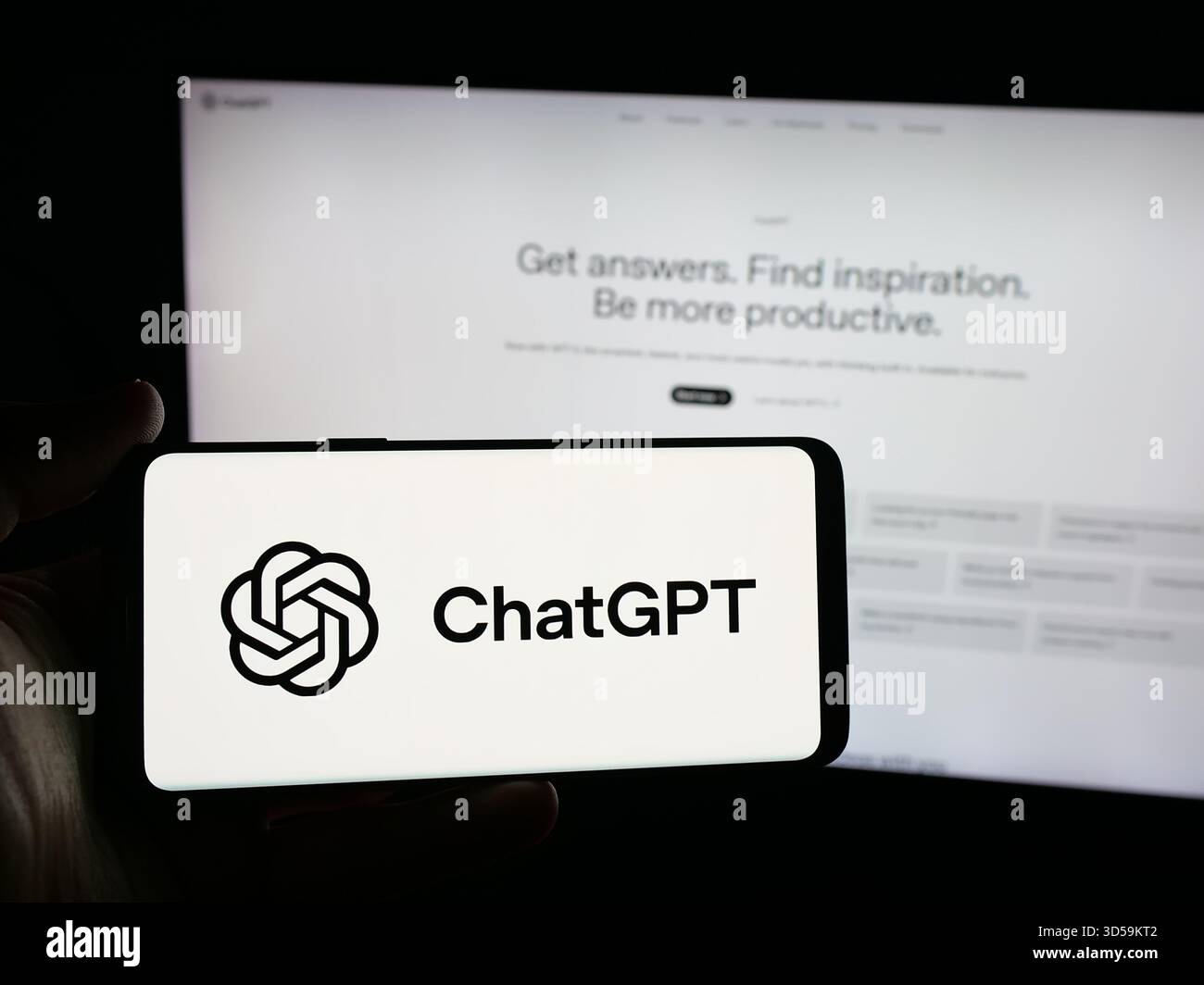 Stuttgart, Deutschland - 11.05.2025: Person, die ein Smartphone mit dem Logo des generativen KI-Chatbots ChatGPT (OpenAI) auf dem Bildschirm vor der Website hält. Stockfoto