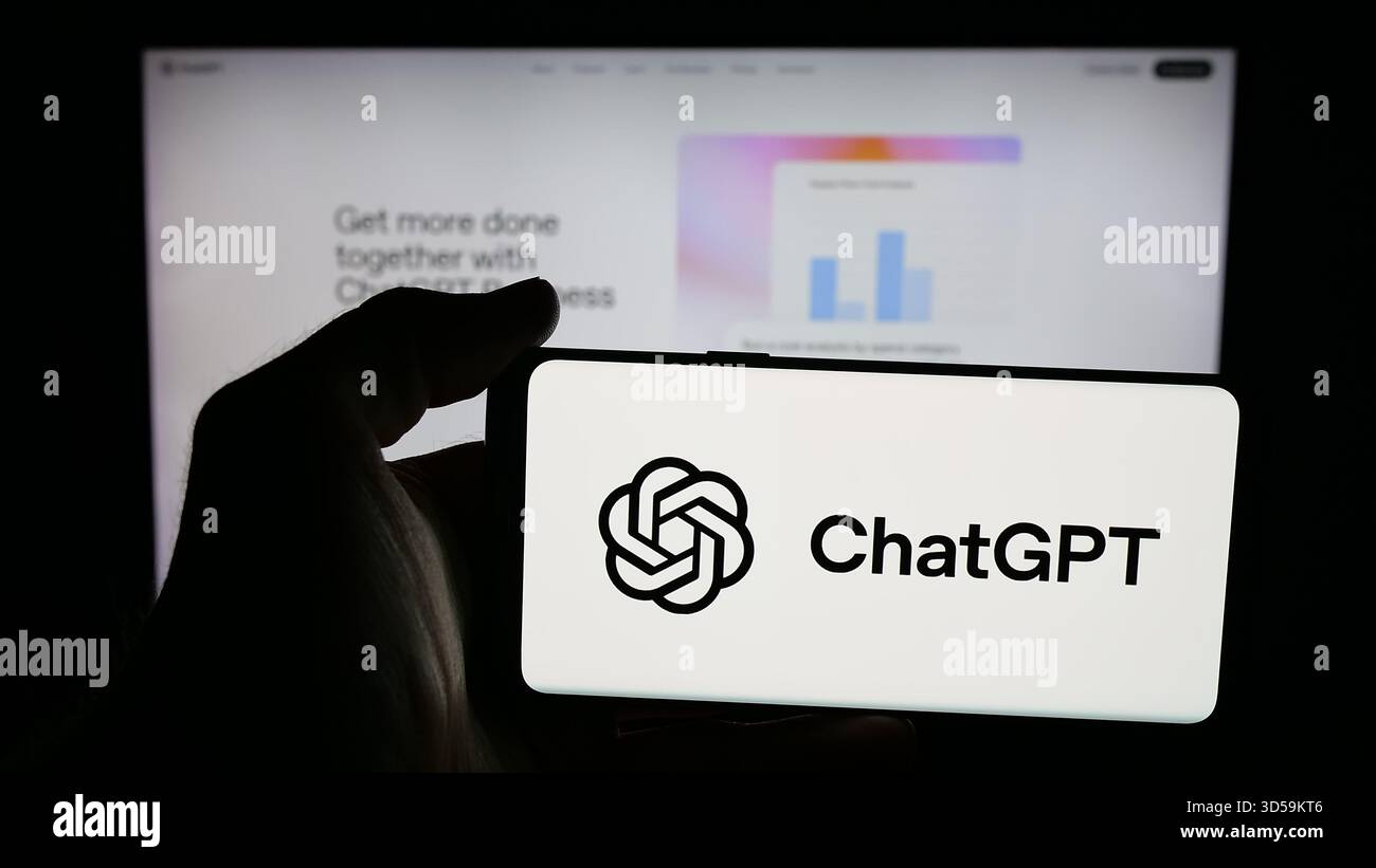 Stuttgart, Deutschland - 11.05.2025: Person, die ein Mobiltelefon mit dem Logo des generativen KI-Chatbots ChatGPT (OpenAI) auf dem Bildschirm vor der Webseite hält. Stockfoto