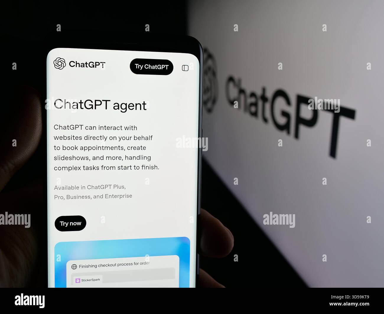 Stuttgart, Deutschland - 11.05.2025: Person mit Smartphone mit Webseite des generativen KI-Chatbots ChatGPT (OpenAI) auf dem Bildschirm vor dem Logo. Stockfoto