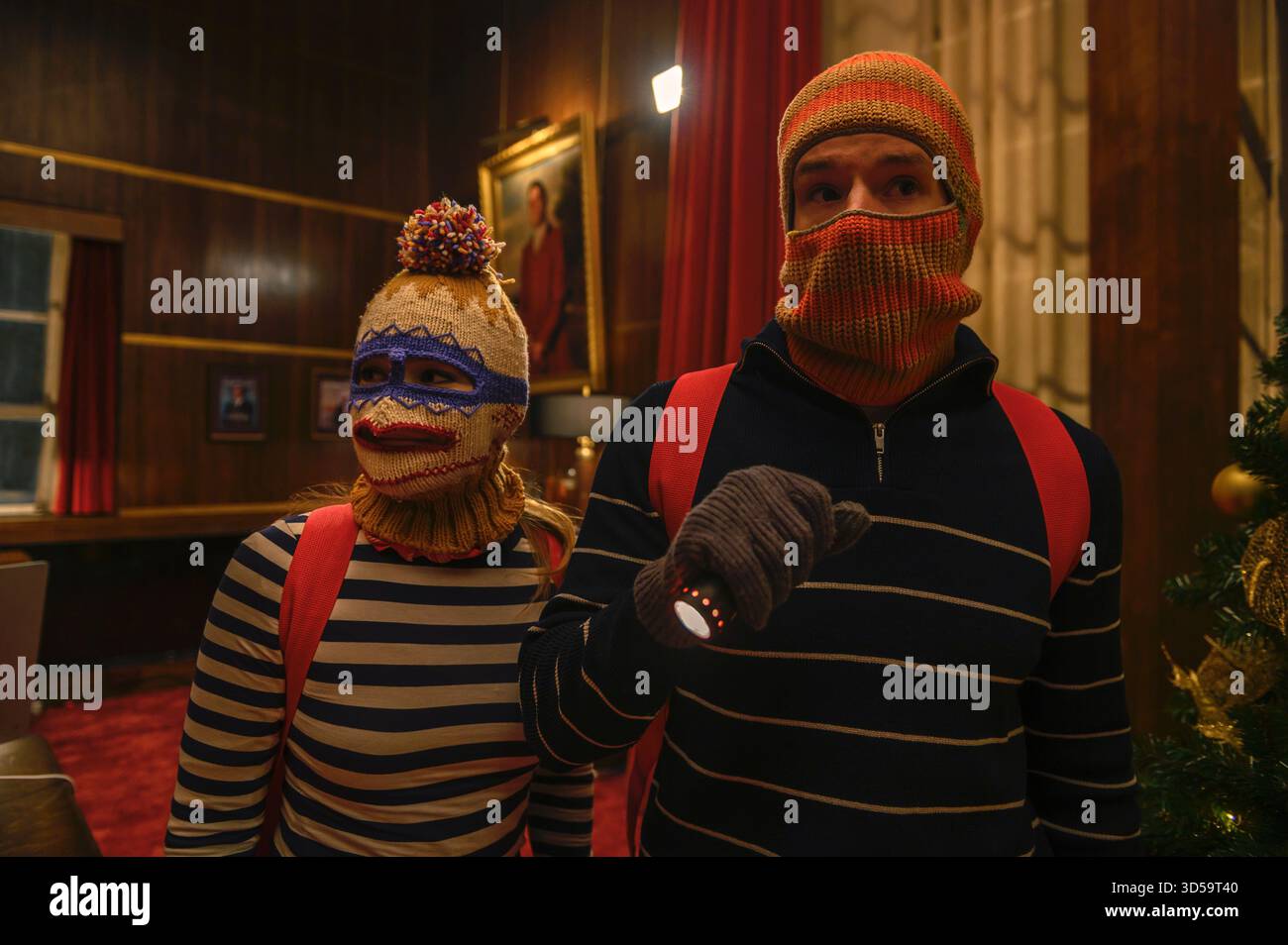 Jingle Bell Heist Olivia Holt & Connor Swindells Stockfoto