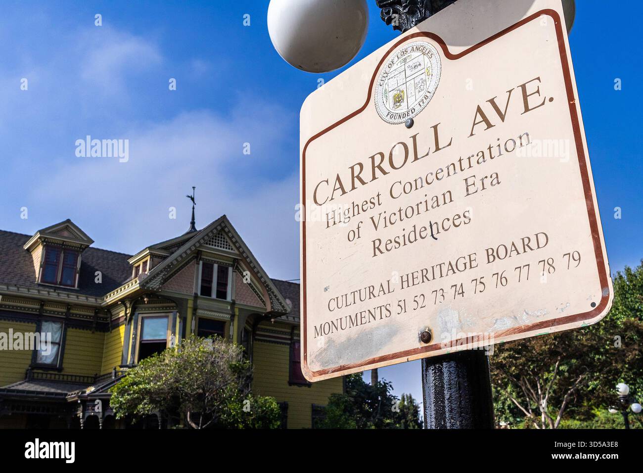 Schild, das die Carroll Avenue im Viertel Echo Park von Los Angeles als „höchste Konzentration an Residenzen aus der viktorianischen Ära“ bezeichnet. Stockfoto