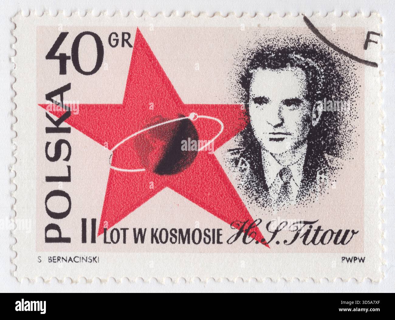 POLEN — 24. August 1961: 40 groszrosa, schwarz-rote Briefmarke mit Porträt von Major Gherman Titov, Star, Globe, Orbit. Bemannte Raumfahrt von Wostok 2, 6.-7. August, bei der der russische Major Gherman Titow 17 Mal um die Erde umkreiste Stockfoto