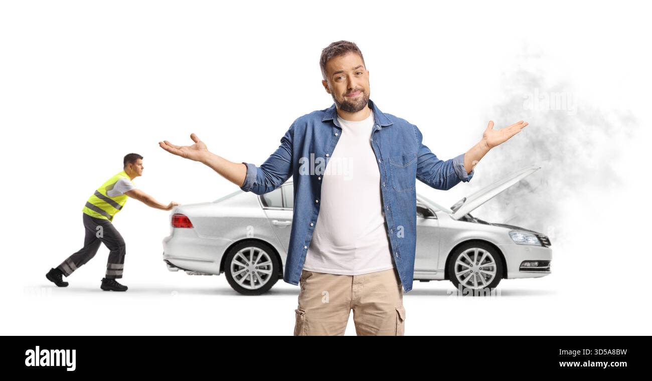 Junger Mann mit Autoproblem, der auf Pannenhilfe wartet, isoliert auf weißem Hintergrund Stockfoto