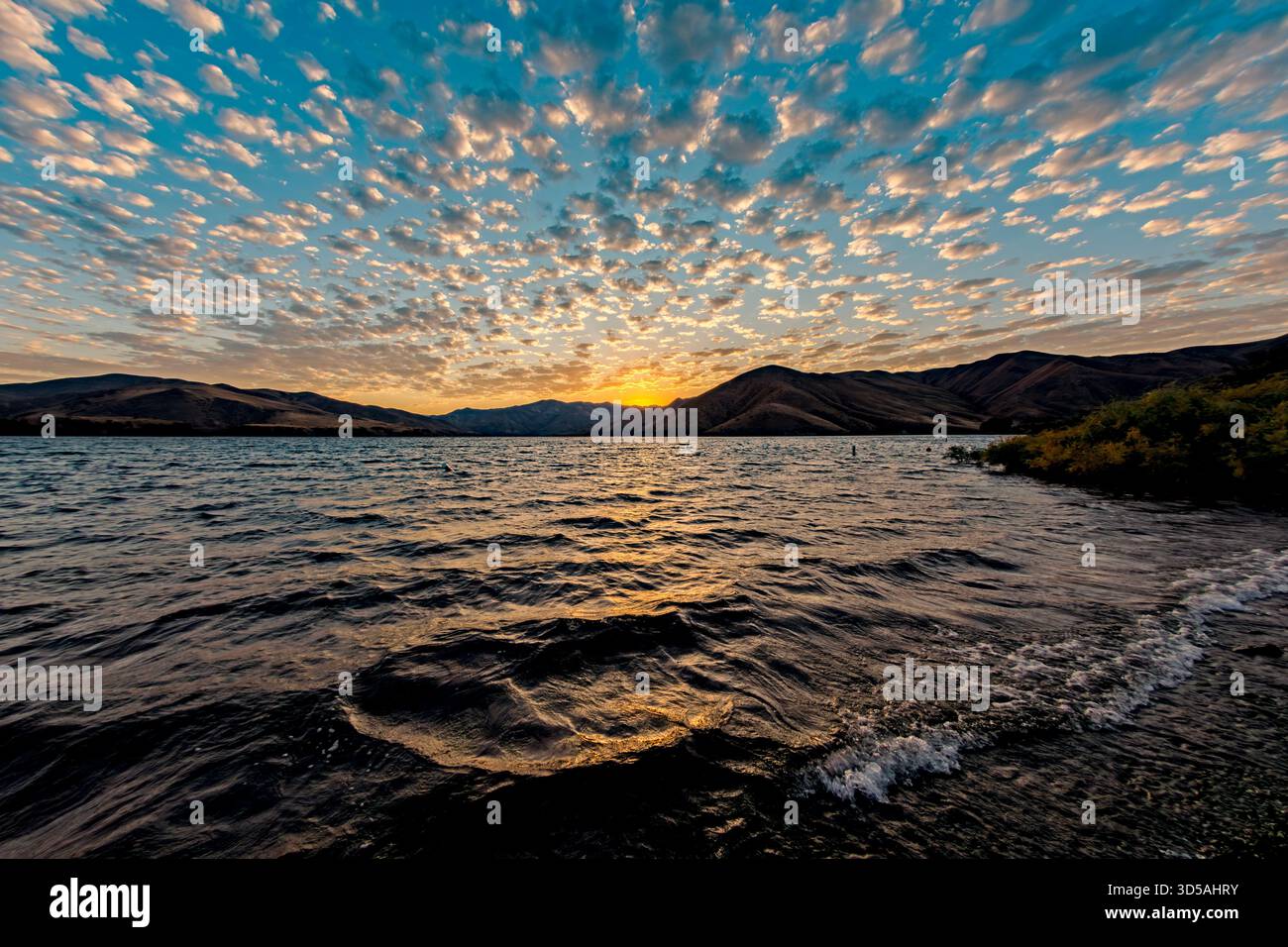 Sonnenaufgang am Lucky Peak Reservoir Stockfoto