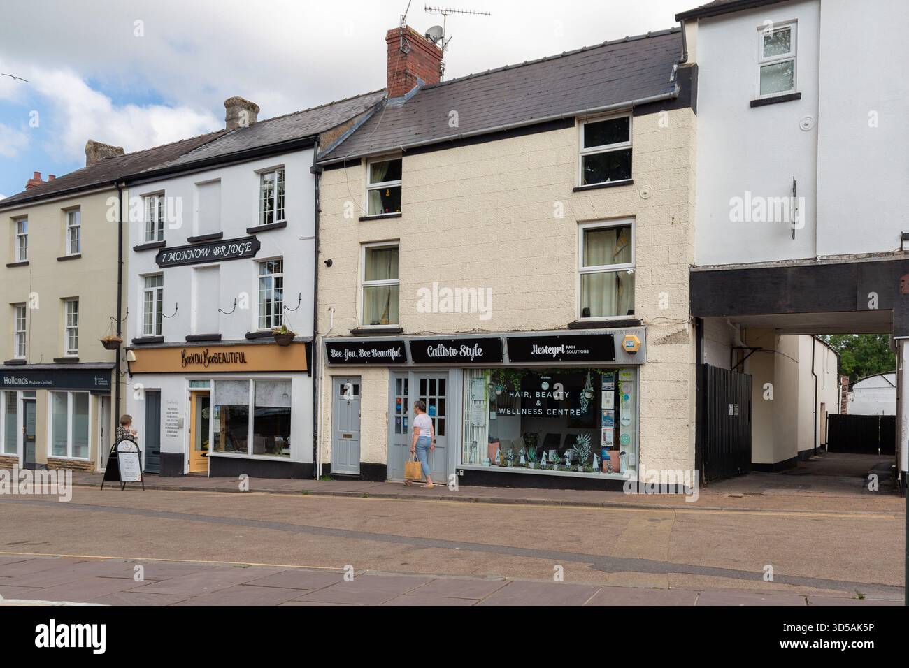 Monmouth, Großbritannien, 16. Juni 2025: Monnow Bridge, eine kleine Straße mit unabhängigen Unternehmen in Monmouthshire, Wales. Stockfoto