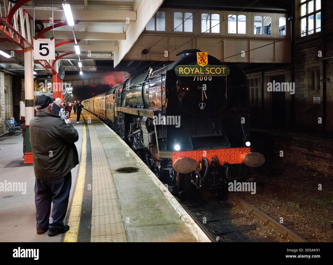 Die Dampflokomotive „Duke of Gloucester“ kommt auf ihrer ersten öffentlichen Dampffahrt seit der Generalüberholung am 6. November 2025 in Lancaster an. Stockfoto