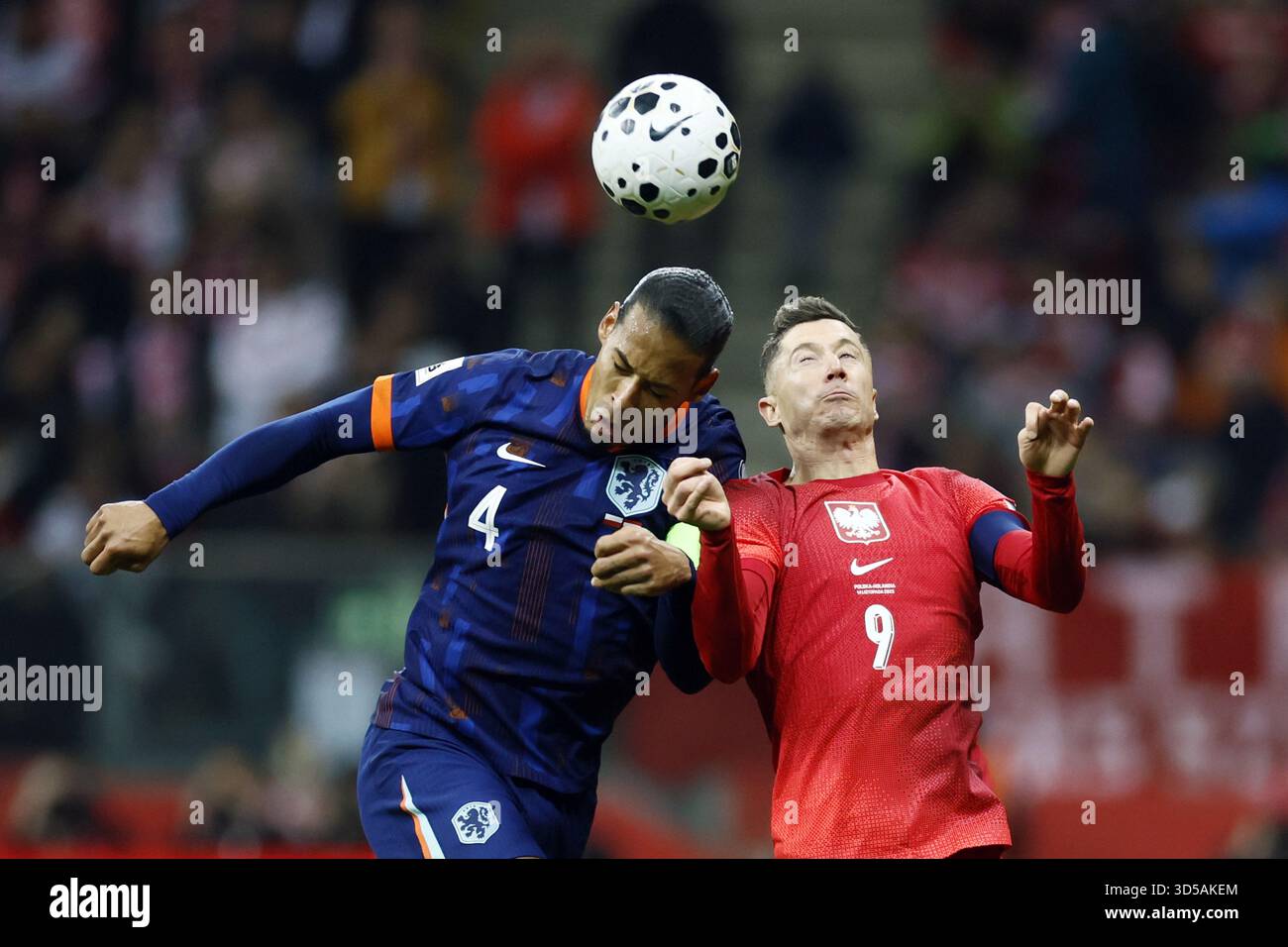 WARSCHAU - (l-r) Virgil van Dijk (Niederlande), Robert Lewandowski (Polen) während des Qualifikationsspiels zur WM zwischen Polen und den Niederlanden im PGE Narodowy Stadium am 14. November 2025 in Warschau (Polen). ANP KOEN VAN WEEL Credit: ANP/Alamy Live News Stockfoto