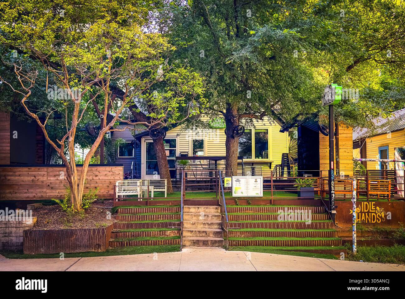 Texas, USA, 30. Mai 2024, Blick auf Idle Hands, eine Bar und ein Restaurant in der Rainey Street Stockfoto