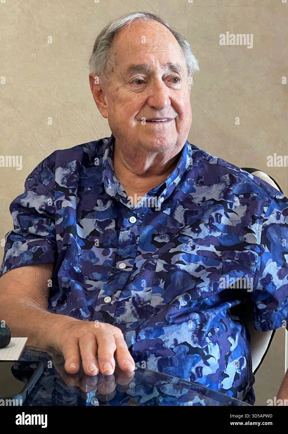 Neil Sedaka wurde in seinem Haus in Los Angeles in der Nähe des Sunset Strip für einen Dokumentarfilm namens Sign O' The Times von Peter Spirer von Rugged Entertainment interviewt. Los Angles, Kalifornien, USA Stockfoto