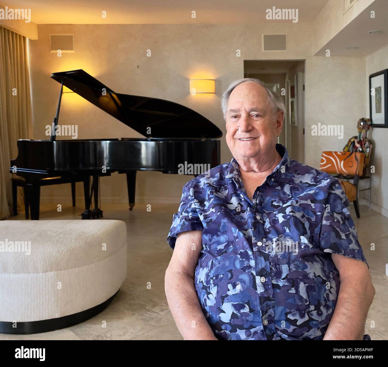 Neil Sedaka wurde in seinem Haus in Los Angeles in der Nähe des Sunset Strip für einen Dokumentarfilm namens Sign O' The Times von Peter Spirer von Rugged Entertainment interviewt. Los Angles, Kalifornien, USA Stockfoto