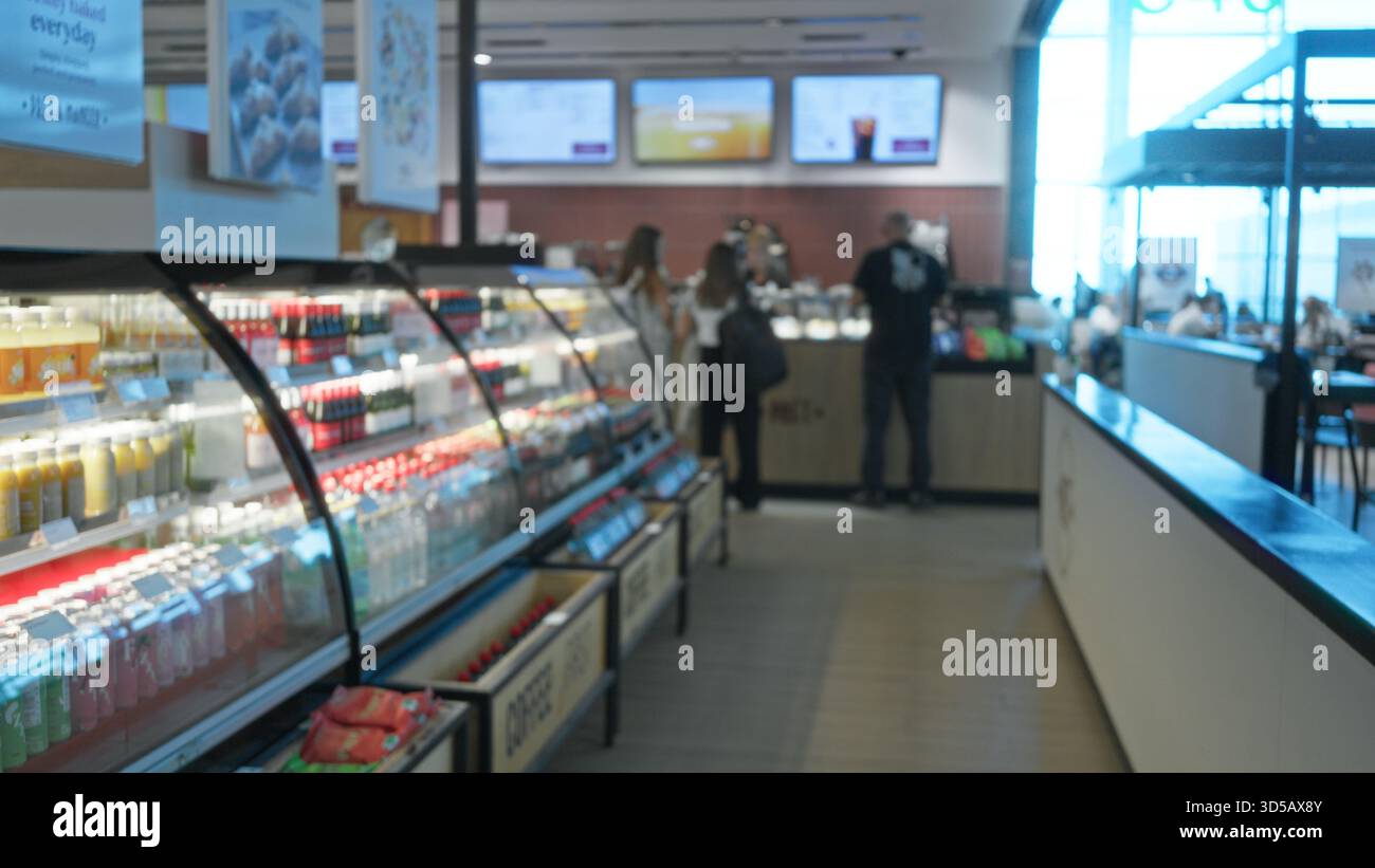 Verschwommener Lebensmittelgang mit defokussiertem Kühldisplay und Regalen in flachem Bokeh-Geschäft; Hintergrund Hintergrund Copyspace ruhig. Stockfoto