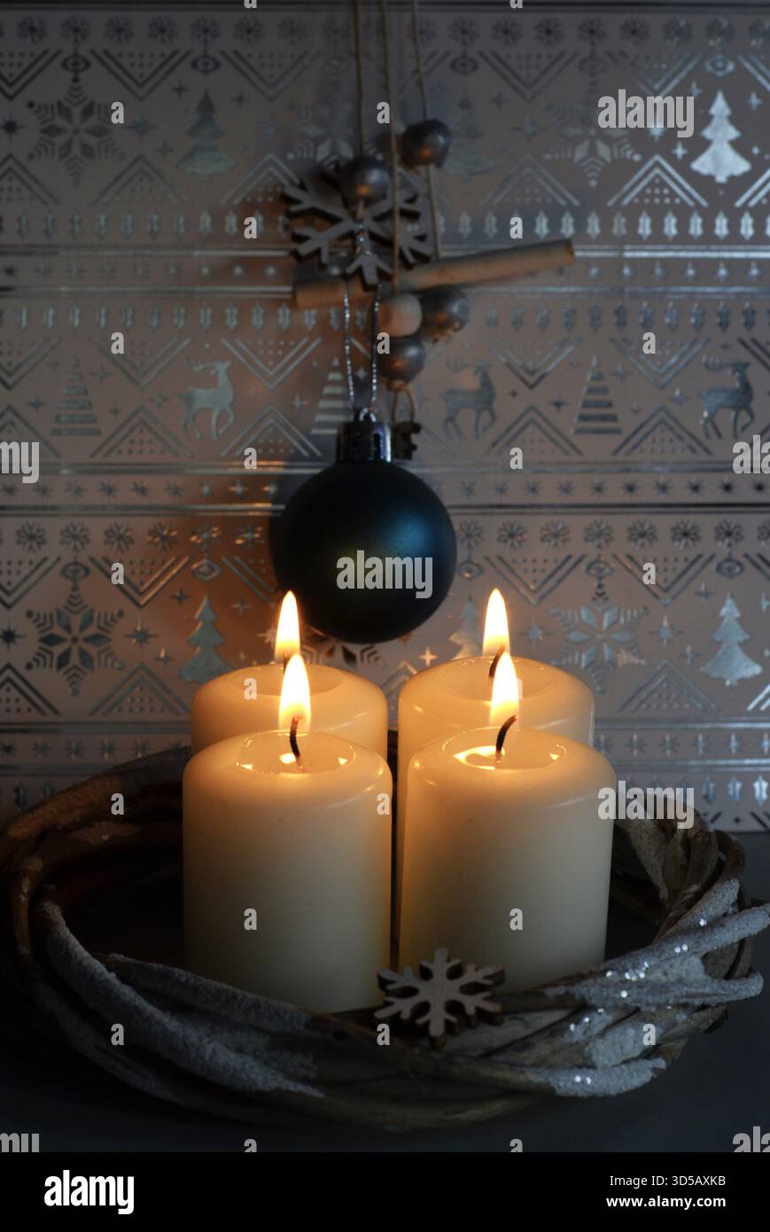 Adventskerzen mit blauem Weihnachtsball Stockfoto