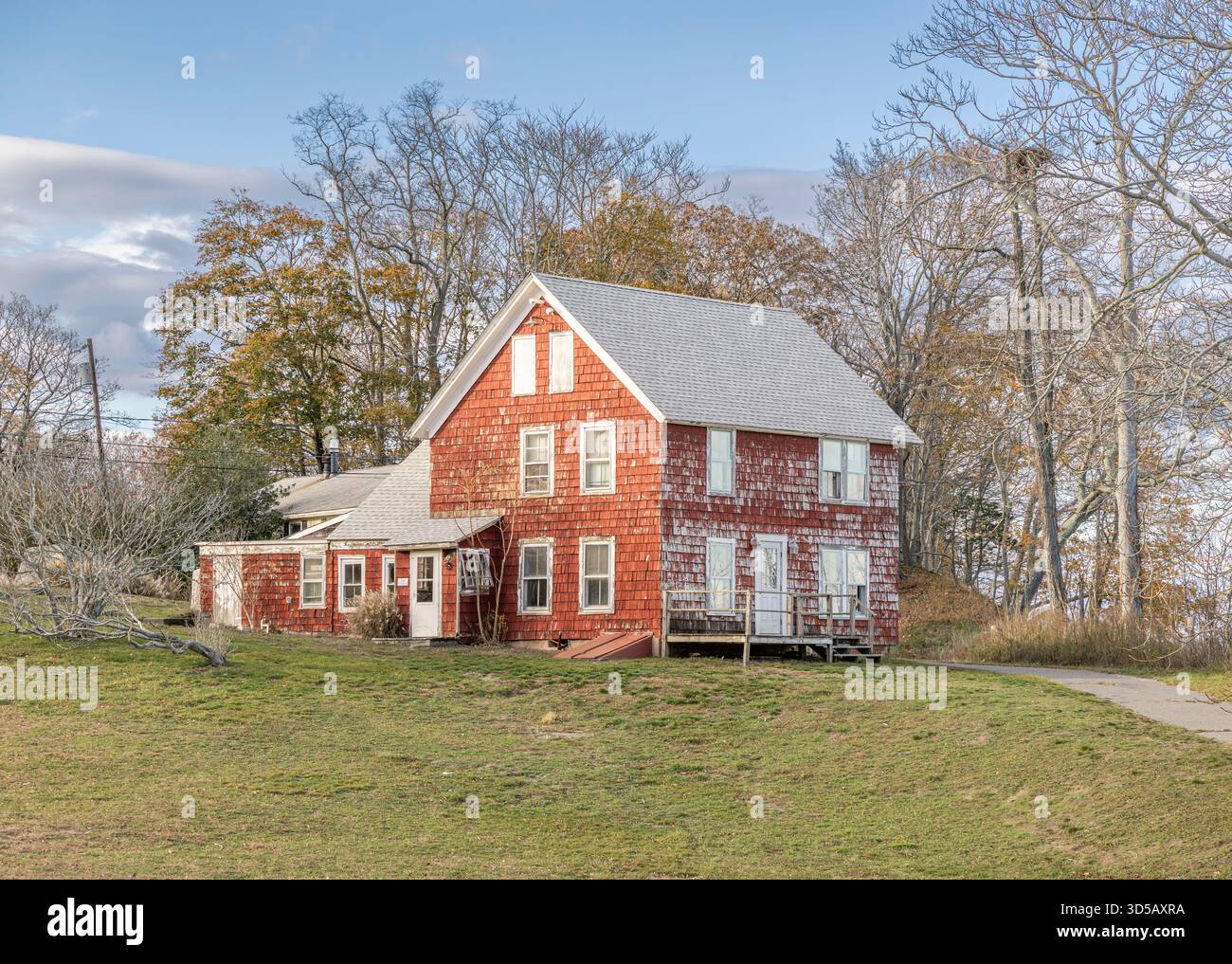 Altes, vernachlässigtes Haus auf dem Gelände des Quinipet Camps und des Retreat Center Stockfoto