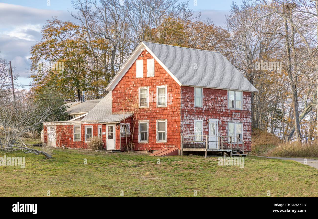 Altes, vernachlässigtes Haus auf dem Gelände des Quinipet Camps und des Retreat Center Stockfoto