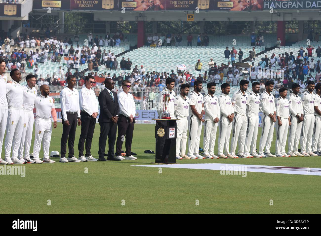Kalkutta, Indien. November 2025. Die Spieler Indiens und Südafrikas singen ihre Nationalhymne zu Beginn des ersten Tages des ersten Test-Cricket-Spiels zwischen Indien und Südafrika am 14. November 2025 in den Eden Gardens in Kalkutta.Foto: Debajyoti Chakraborty.(Foto: Debajyoti Chakraborty/News Images) in Kalkutta, Indien am 14. November 2025. (Foto: Debajyoti Chakraborty/News Images/SIPA USA) Credit: SIPA USA/Alamy Live News Stockfoto