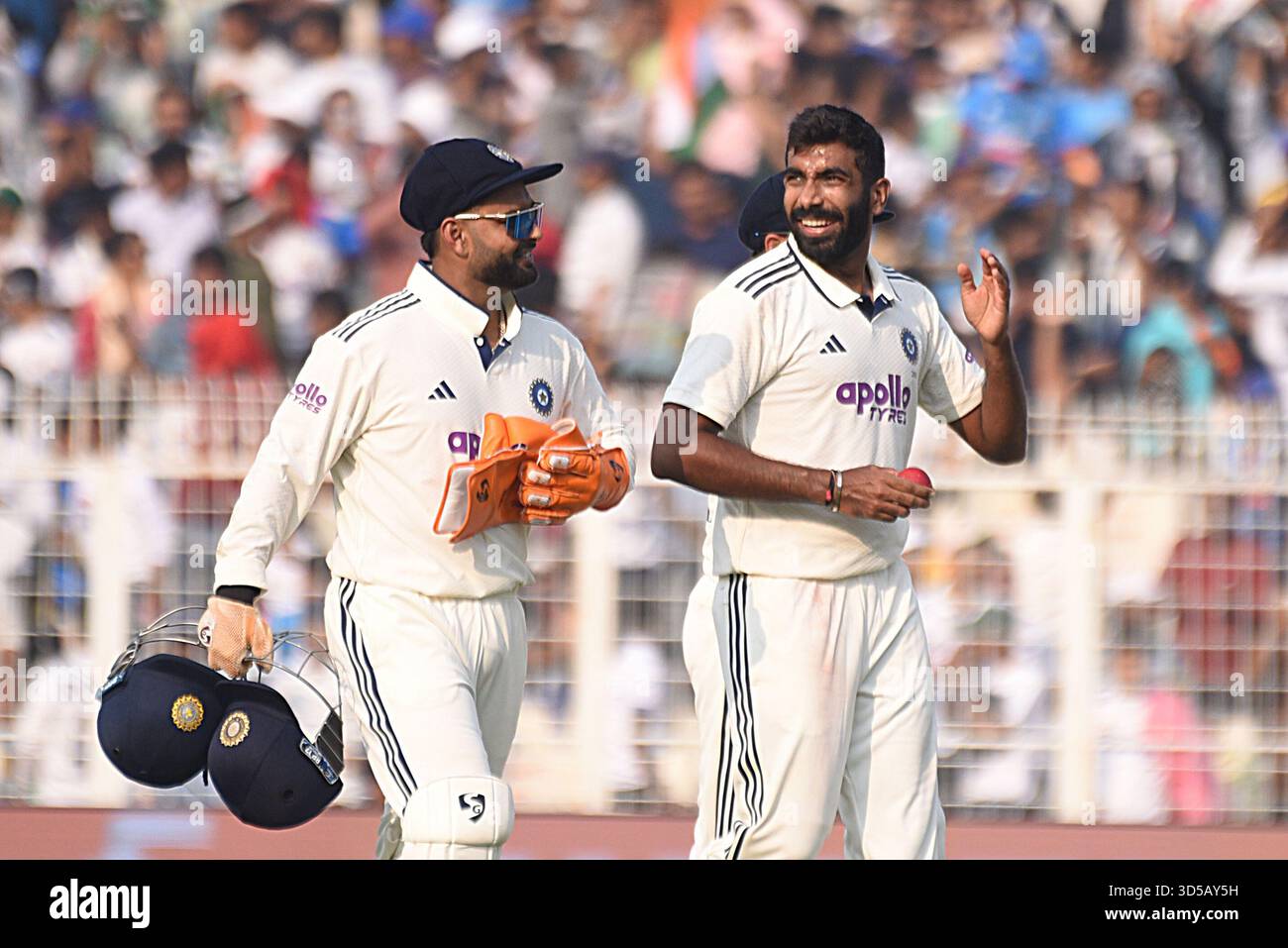 Kalkutta, Indien. November 2025. Der Indianer Jasprit Bumrah feiert, nachdem er am ersten Tag des ersten Test-Cricket-Spiels zwischen Indien und Südafrika in den Eden Gardens in Kalkutta am Freitag, den 14. November 2025, fünf Wickets abgeholt hat. Foto: Debajyoti Chakraborty.(Foto: Debajyoti Chakraborty/News Images) in Kalkutta, Indien am 14.11.2025. (Foto: Debajyoti Chakraborty/News Images/SIPA USA) Credit: SIPA USA/Alamy Live News Stockfoto
