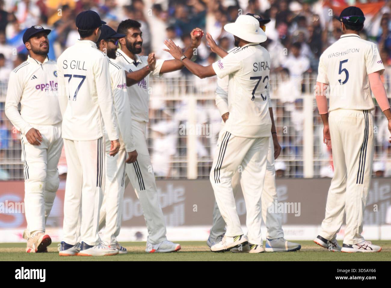 Kalkutta, Indien. November 2025. Jasprit Bumrah von Indien feiert die Wickets von Keshav Maharaj von Südafrika mit Teamkameraden während des ersten Testspiels in der Serie zwischen Indien und Südafrika am 14. November 2025 in Kalkutta, Indien. Foto: Debajyoti Chakraborty.(Foto: Debajyoti Chakraborty/News Images) in Kalkutta, Indien am 14. November 2025. (Foto: Debajyoti Chakraborty/News Images/SIPA USA) Credit: SIPA USA/Alamy Live News Stockfoto