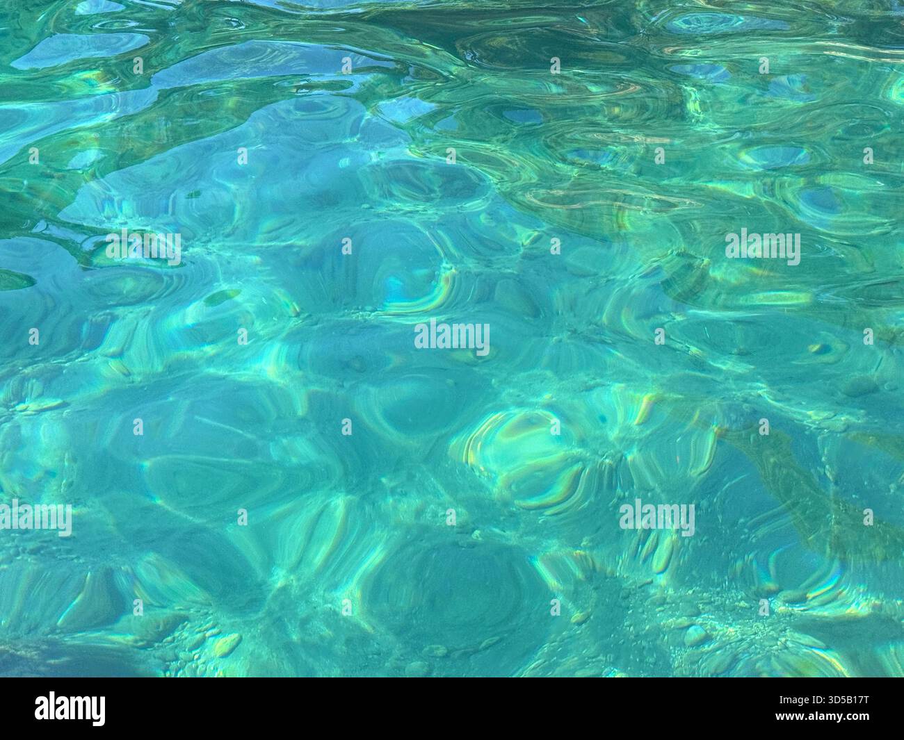 Fantastisches Meerwasser blau türkisfarbenes, transparentes Wasser Stockfoto