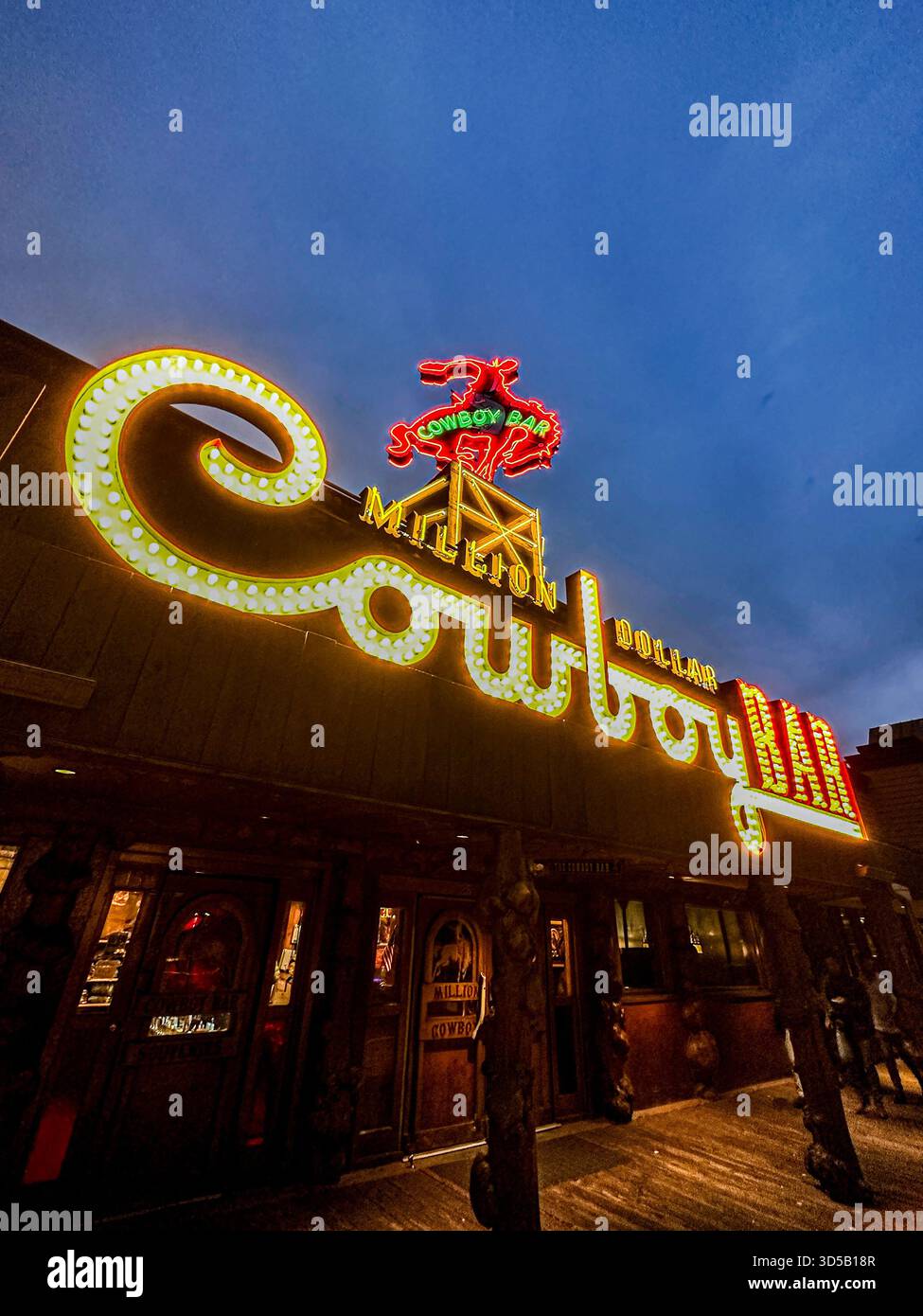 Das weltberühmte beleuchtete Schild und der Eingang des Million Dollar Cowboy Bar Saloon vor dem Platz in Jackson Wyoming Stockfoto