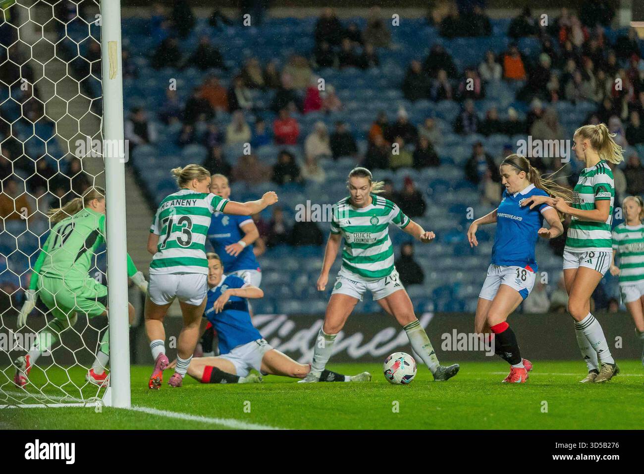 Govan, Schottland. 14. November 2025. ZIEL! 1-1 trifft Laura Berry von Rangers FC bei den Scottish Women's Premier League Rangers FC gegen Celtic FC aus nächster Nähe auf. Credit: Colin Poultney/Alamy Live News Stockfoto