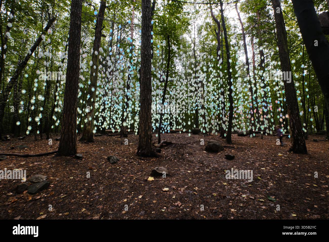 Oslo, Norwegen - 7. September 2025: Kunstinstallation in Ekebergparken, Lichter unter den Bäumen 'Nordic Pixel Forest' von Pipilotti Rist Stockfoto