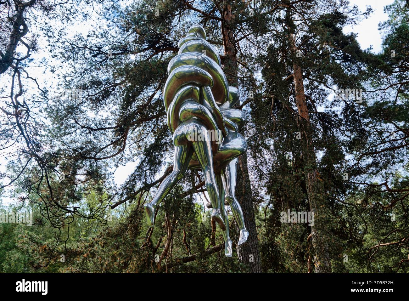 Oslo, Norwegen – 7. September 2025: Aluminiumskulptur „das Paar“ der Künstlerin Louise Bourgeois im Skulpturenpark Ekebergparken Stockfoto