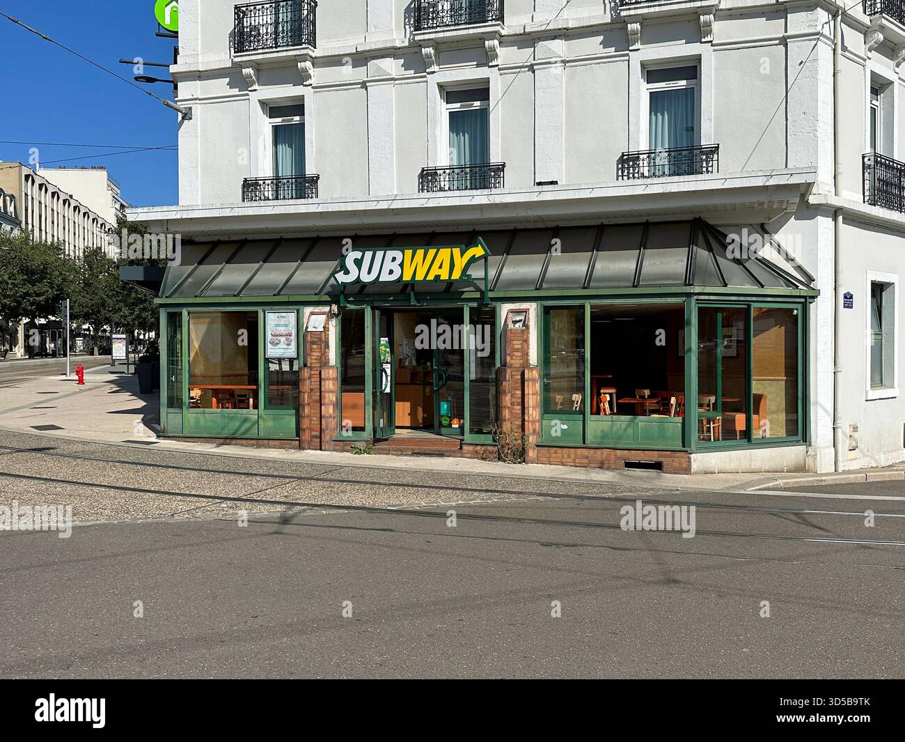 Dijon, Frankreich - 17. August 2023: Eingang eines U-Bahn-Restaurants in der französischen Stadt Dijon. Stockfoto