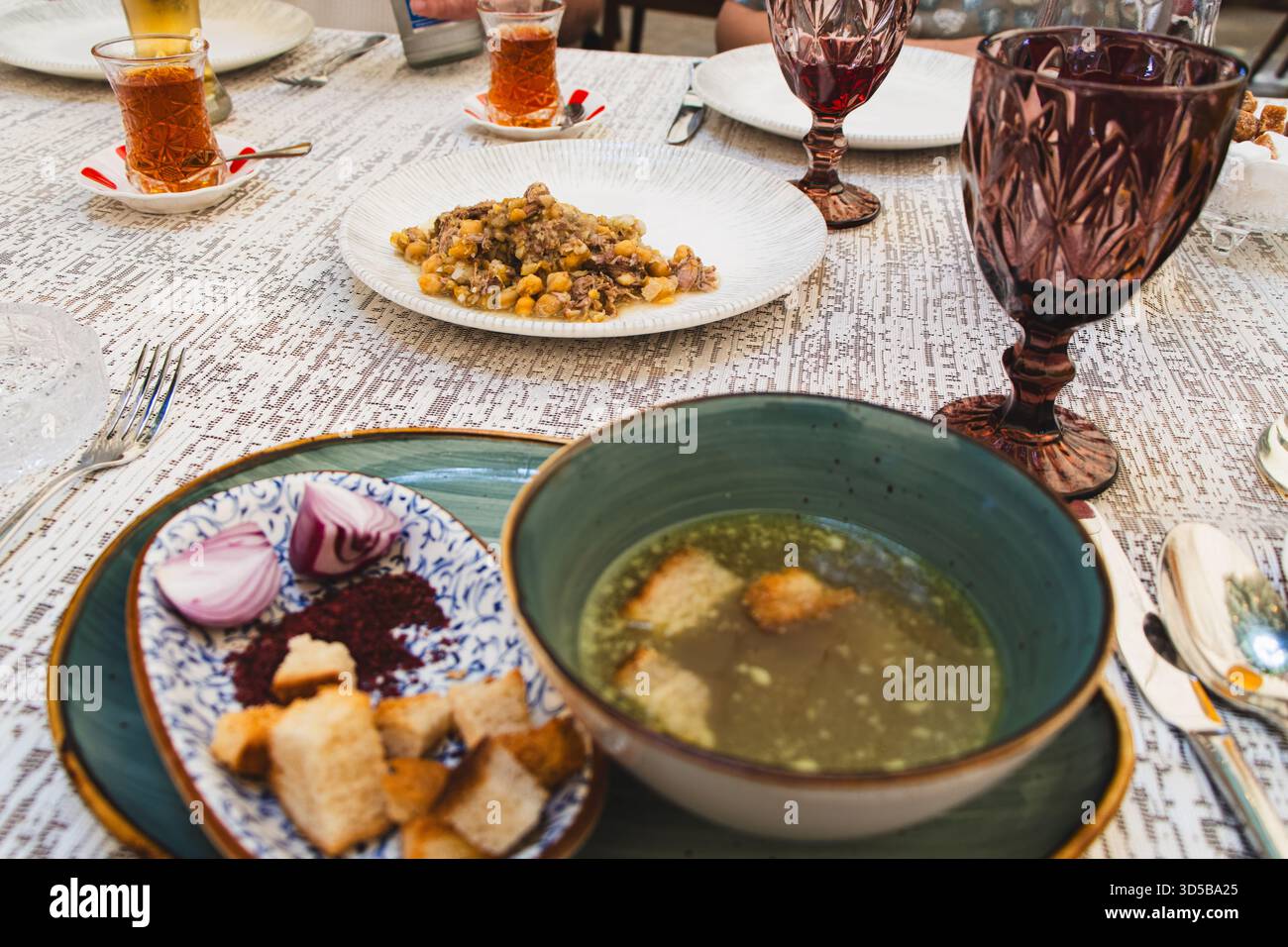 Aserbaidschan, Baku. Traditionelle aserbaidschanische Scheki-Suppe Piti, zubereitet in einem speziellen Tontopf mit Hammelfleisch, Kastanien, Erbsen, Zwiebeln und Kartoffeln Stockfoto