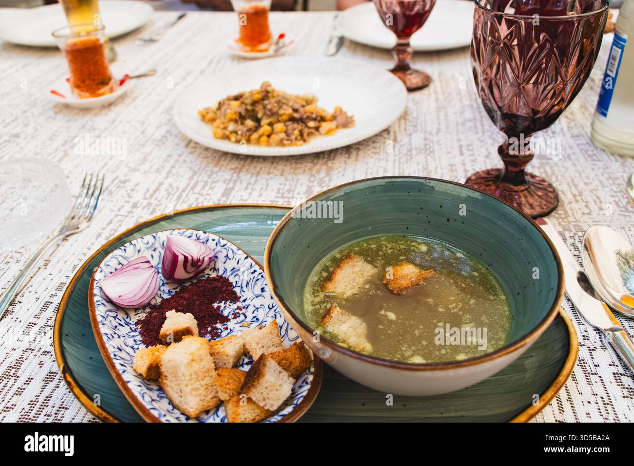 Aserbaidschan, Baku. Traditionelle aserbaidschanische Scheki-Suppe Piti, zubereitet in einem speziellen Tontopf mit Hammelfleisch, Kastanien, Erbsen, Zwiebeln und Kartoffeln Stockfoto