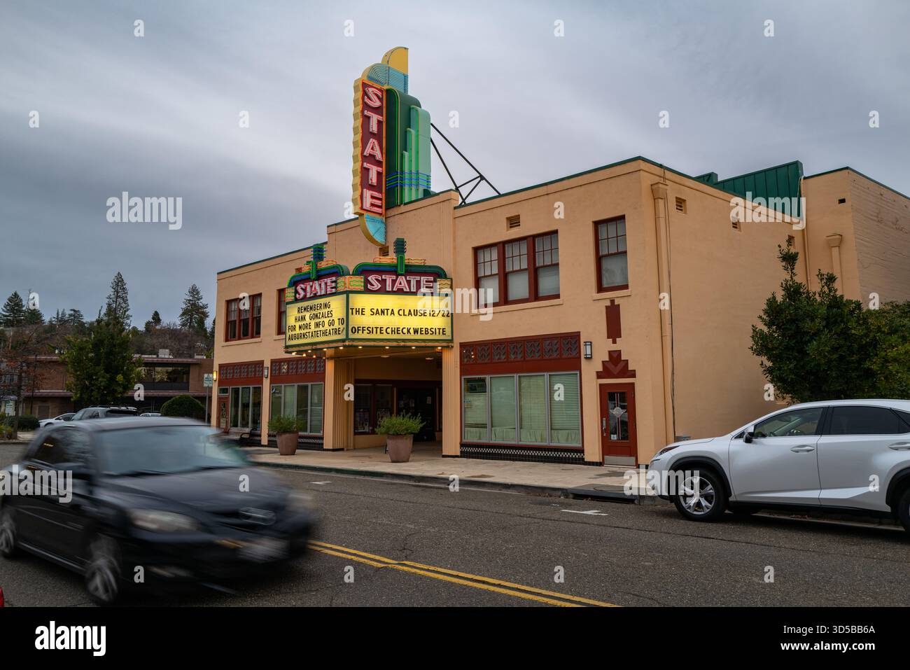 Am frühen Abend im historischen State Theater von Auburn, wo das Festzelt eine Vorstellung des Films „The Santa Clause“ ankündigt. Stockfoto