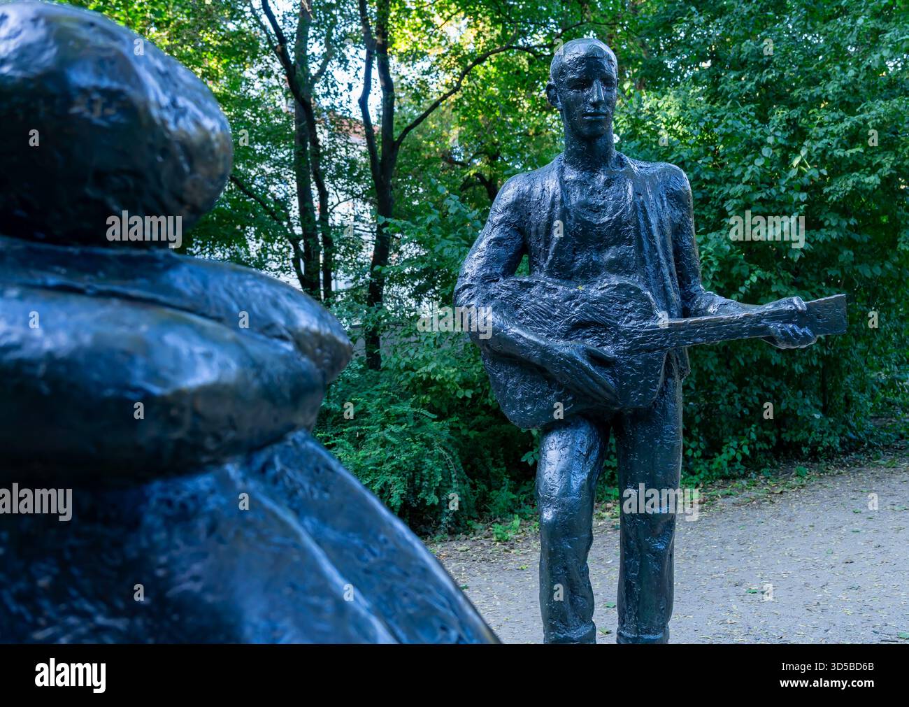 Die Bronzeskulptur Gitarrenspieler, die 1975 vom ostdeutschen Bildhauer Siegfried Krepp geschaffen wurde. Stockfoto