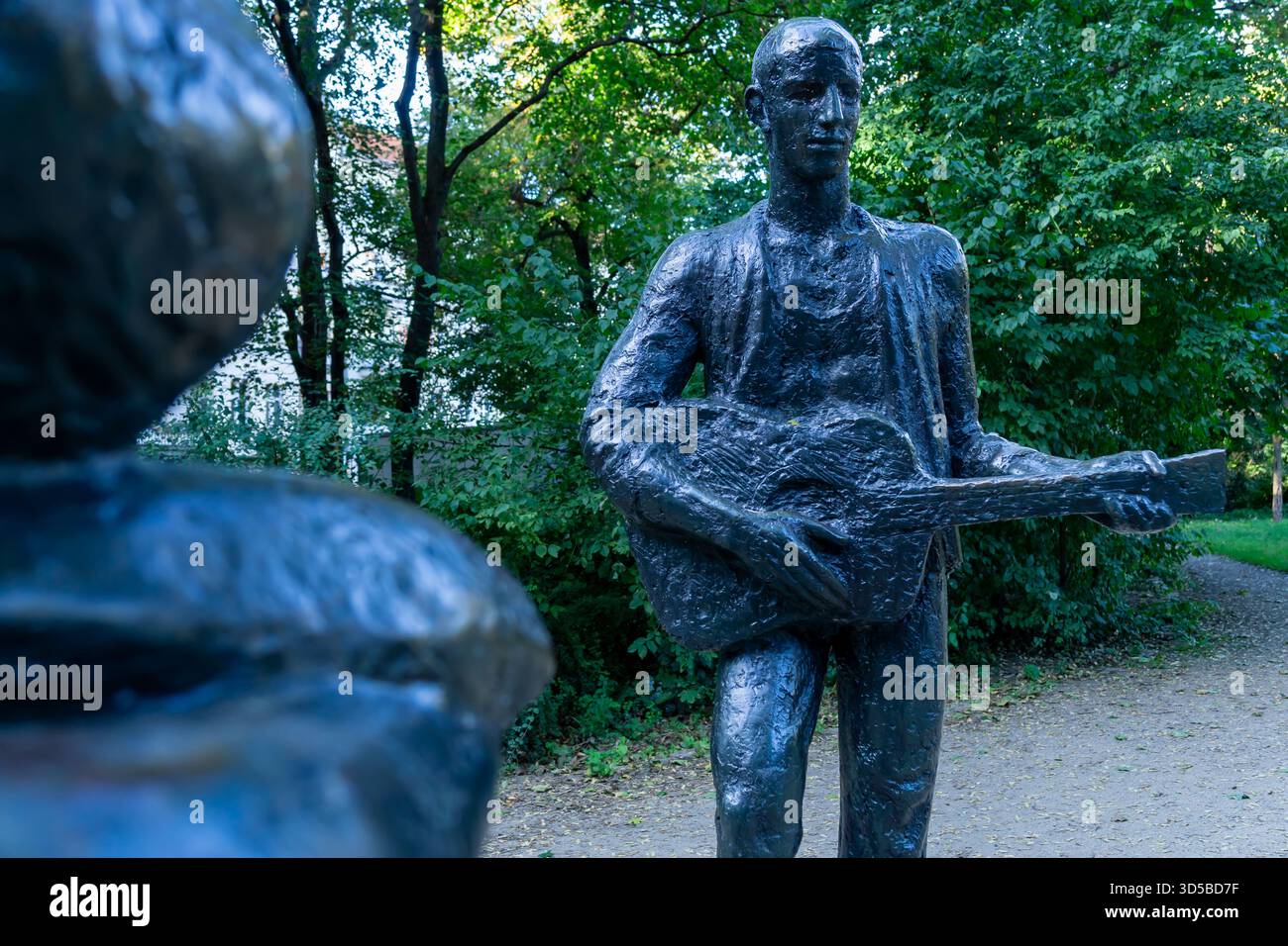 Die Bronzeskulptur Gitarrenspieler, die 1975 vom ostdeutschen Bildhauer Siegfried Krepp geschaffen wurde. Stockfoto