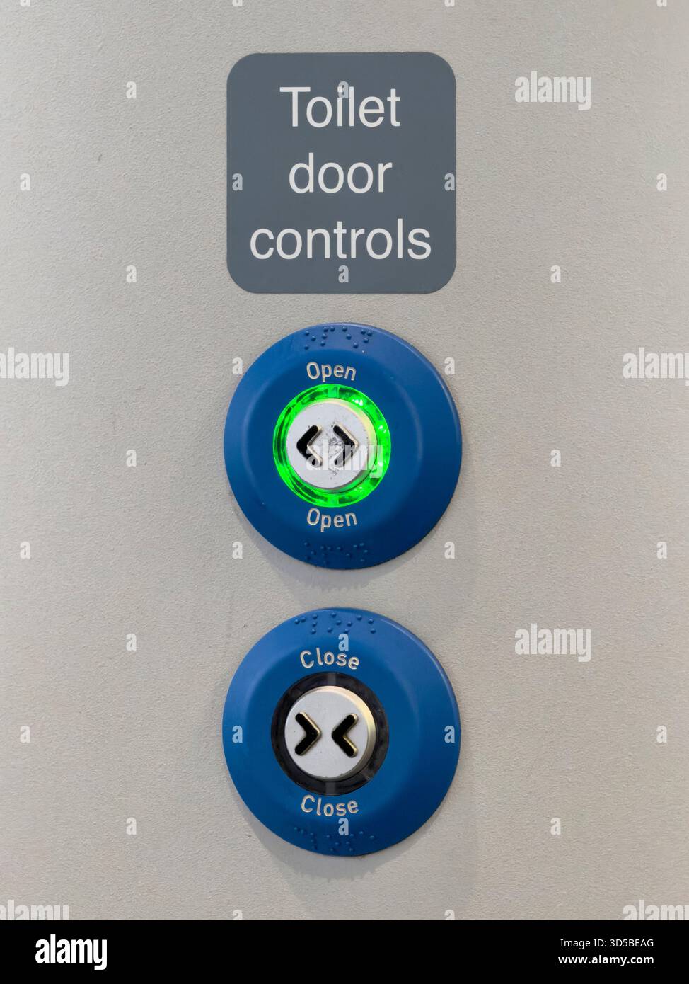 Barrierefreie Toilettentürsteuerung im Thameslink-Zug Stockfoto