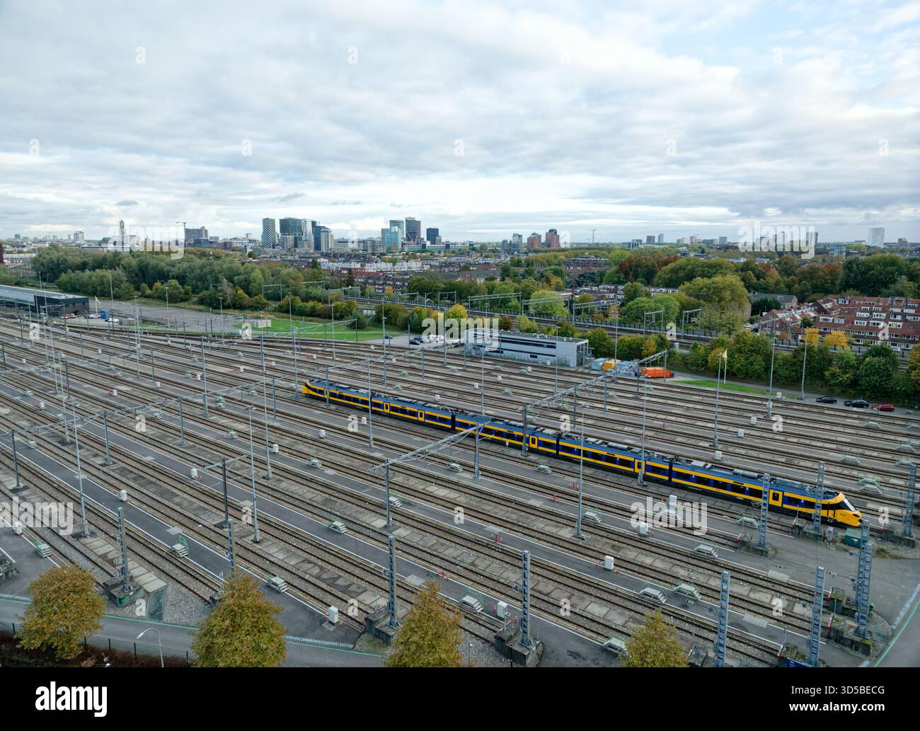 Utrecht, Niederlande - 15. Oktober 2025: Leerer Bahnhofbahnhof von NS, Nederlandse Spoorwegen, mit einem geparkten ICNG-Zug, auch bekannt als „Wesp“ Stockfoto
