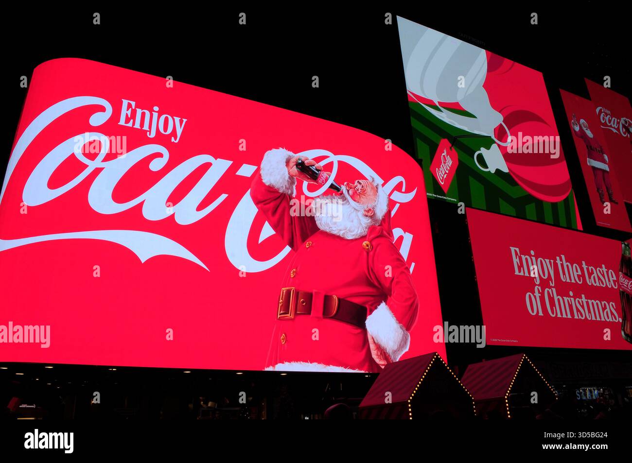 New York, Usa. November 2025. Werbetafeln für Coca-Cola sind am Times Square, Manhattan, New York City, zu sehen. Quelle: SOPA Images Limited/Alamy Live News Stockfoto