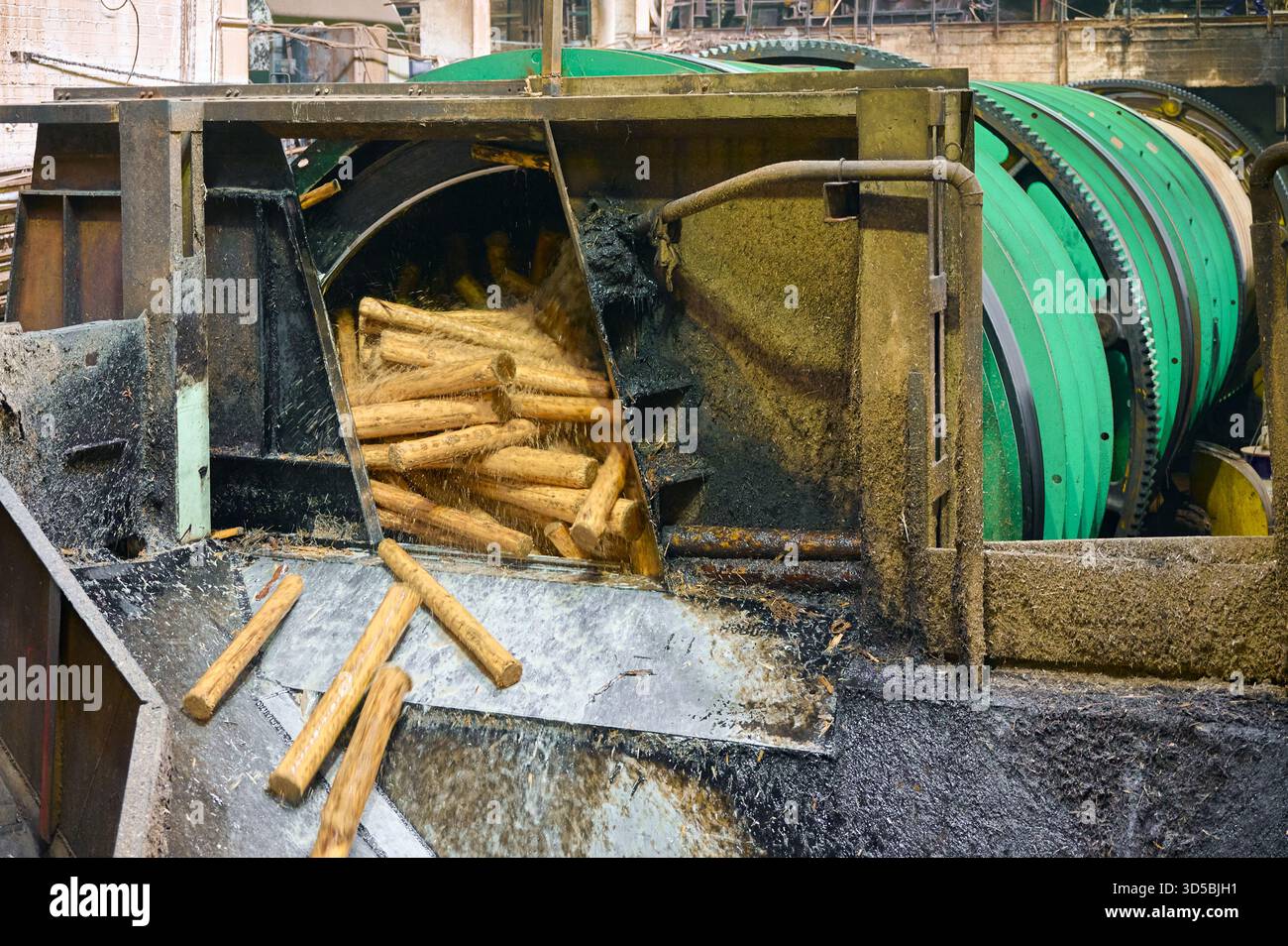 Die Trommelentrindung in einem Holzwerk ermöglicht eine effiziente Entfernung von Rinde aus Baumstämmen Stockfoto