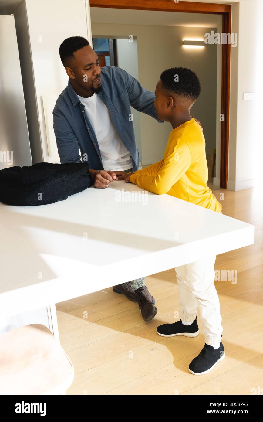 Afroamerikaner Vater und Sohn reden zu Hause und teilen einen warmen Moment zusammen Stockfoto