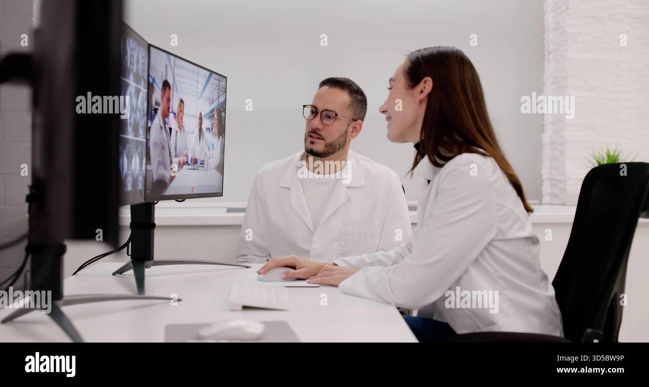 Männliche Und Weibliche Ärzte Halten Telehealth-Webinar Über Radiologie Ab Stockfoto