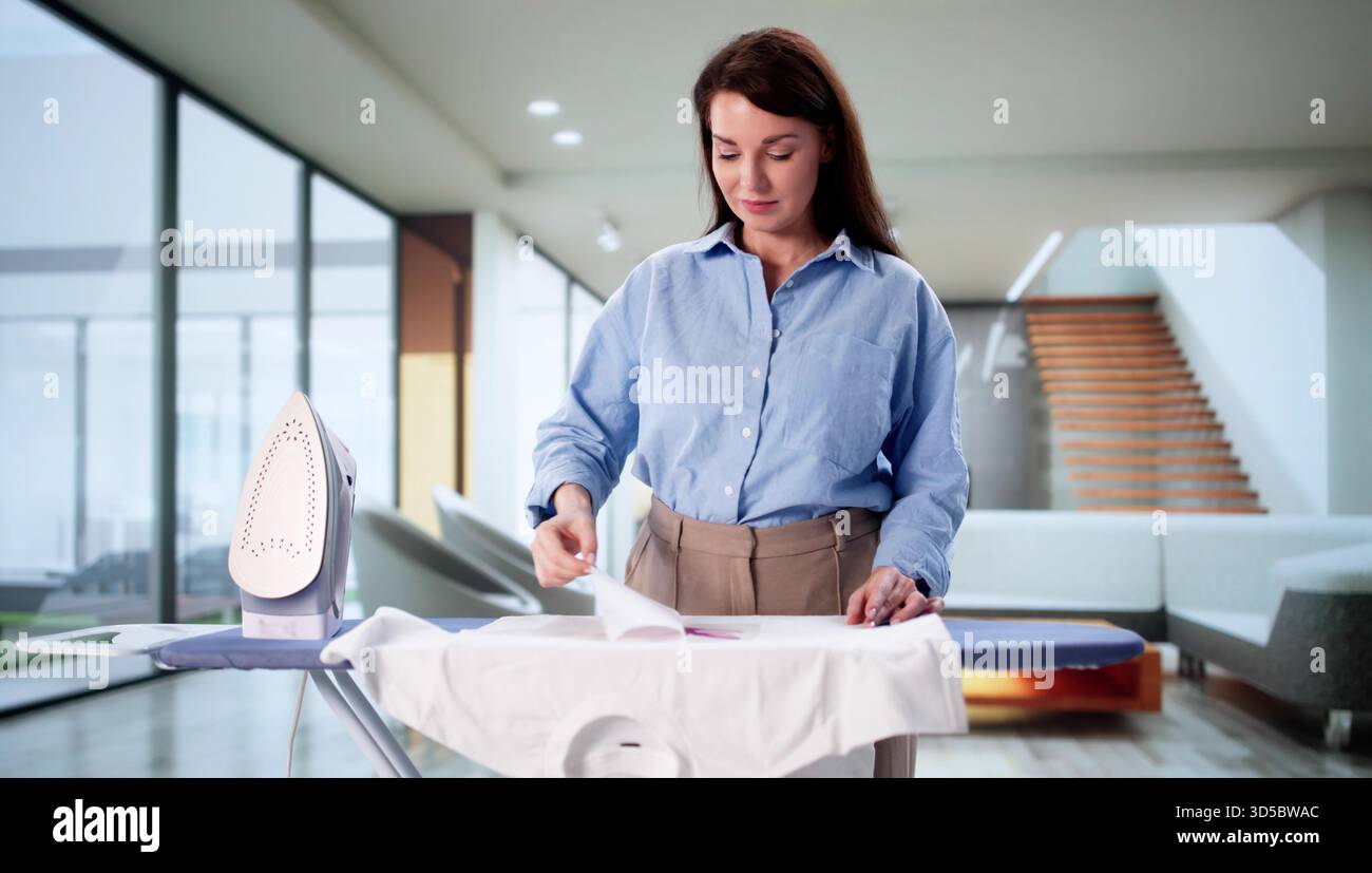 Individuelles T-Shirt Designer mit Vinyl-Abziehbildern auf der Bügelpresse Stockfoto