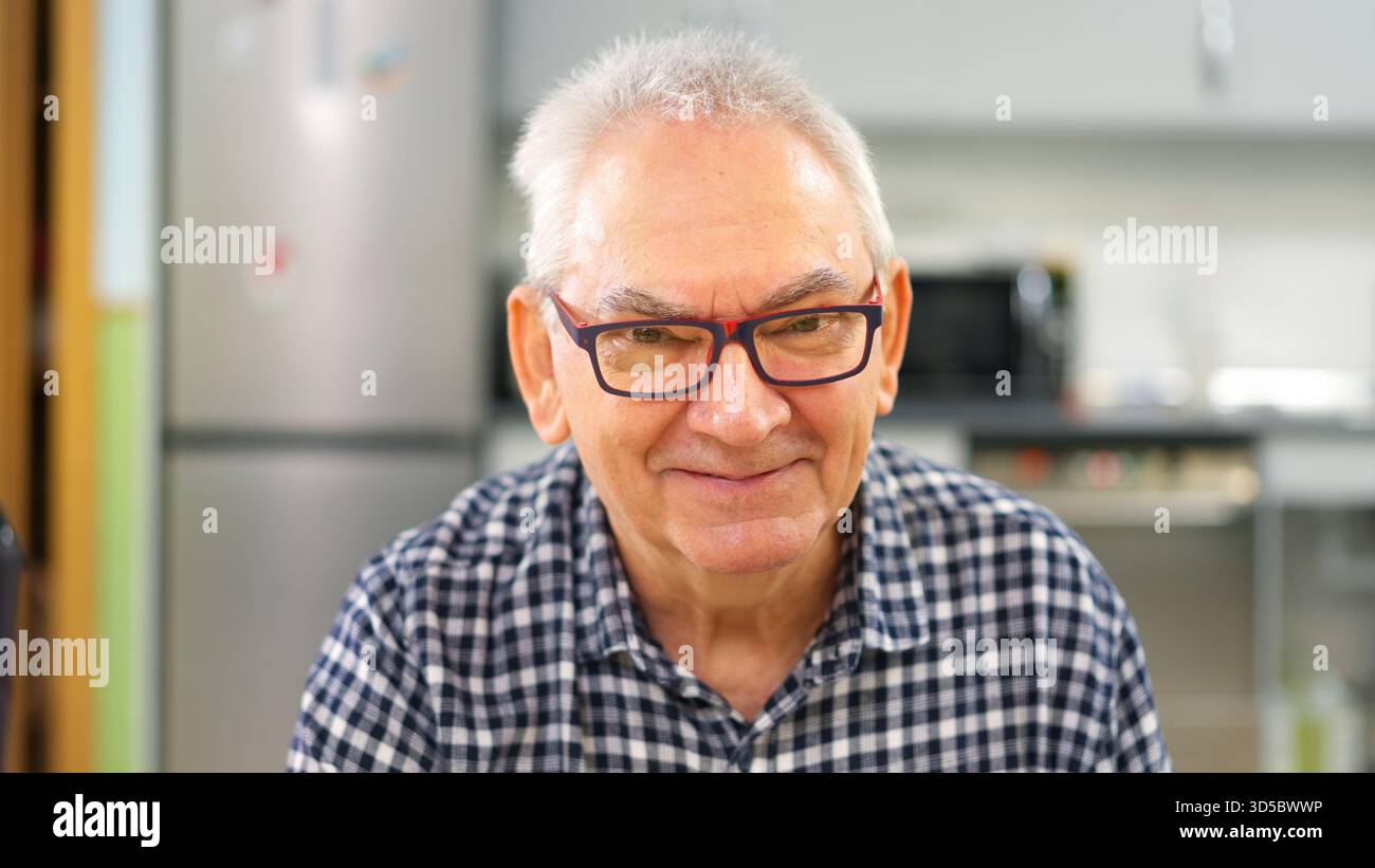 Seniorenmann mit lächelnder Brille für Inklusion und Glück Stockfoto